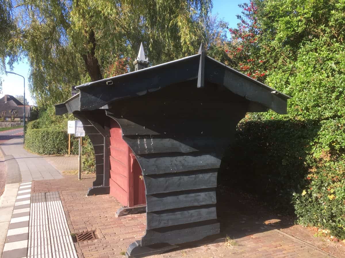 Een bungalowpark in noord holland met een eigen bushalte